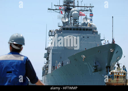 070730-N-4047W-006-SAN DIEGO (30. Juli 2007) - Seemann Carol Springfels, ein Line-Handler von USS Gridley (DDG-101), wartet wie Lenkflugkörper Kreuzer USS Cape St. George (CG-71) in ihrem neuen Heimathafen San Diego zieht. Cape St. George ist der erste große Schiff Umzug im Rahmen der Anpassung der Kräfte vom Atlantik bis zum Pazifik.  Foto: U.S. Navy Mass Communication Specialist 2. Klasse Shannon R. Warner (freigegeben) US Navy 070730-N-4047W-006 Seemann Carol Springfels, ein Line-Handler von USS Gridley (DDG-101), wartet als Lenkflugkörper Kreuzer USS Cape St. George (CG-71) in ihr neues zieht Stockfoto