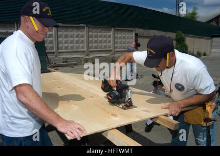 070701-N-5253W-007 WLADIWOSTOK, Russland (1. Juli 2007) - Segler vom u-Boot-tender USS Frank Kabel (AS 40) bauen Regale für Schutz von Kindern Leben Hoffnung während eines Gemeindeprojektes Beziehungen. Während im Hafen, werden das Schiff Segler haben eine Chance zur Teilnahme an militärischen Aktivitäten der Aufbau von Partnerschaften, lokale Bürger durch Gemeinschaftsprojekte Beziehungen zu treffen und erleben Sie Brauchtum und Traditionen. Foto: U.S. Navy Masse Kommunikation Spezialist Seemann Gabriel S. Weber (freigegeben) US Navy 070701-N-5253W-007-Segler vom u-Boot-tender USS Frank Kabel (AS 40) konstruieren shel Stockfoto