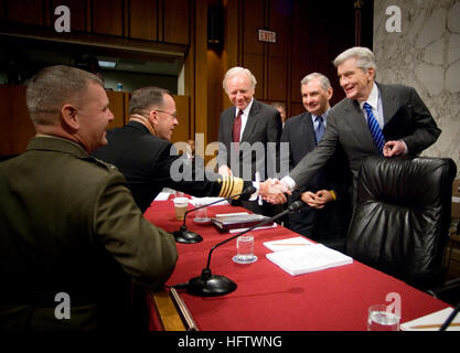 070731-N-0696M-031 WASHINGTON (31. Juli 2007) - Chief of Naval Operations (CNO) Admiral Mike Mullen und Commander, US Strategic Command, General James E. Cartwright Grüße Senator Joseph Lieberman, Senator Jack Reed und Senator John Warner vor ihrer Anhörung vor dem Senate Armed Services Committee für die Ernennung zum Vorsitzenden und stellvertretenden Vorsitzenden der Joint Chiefs Of Staff am Hart Senate Office Building. Foto: U.S. Navy Mass Communication Specialist 1. Klasse Chad J. McNeeley (freigegeben) uns Marine 070731-N-0696M-031 Chief of Naval Operations (CNO) Admiral Mike Mullen und Commander, US Strat Stockfoto