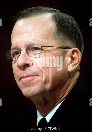 070731-N-0696M-197 WASHINGTON (31. Juli 2007) - Chief of Naval Operations (CNO) Admiral Mike Mullen bezeugt vor dem Senate Armed Services Committee während seiner Anhörung für die Ernennung zum Vorsitzenden der Joint Chiefs Of Staff am Hart Senate Office Building. Foto: U.S. Navy Mass Communication Specialist 1. Klasse Chad J. McNeeley (freigegeben) uns Marine 070731-N-0696M-197 Chef des Naval Operations (CNO) Admiral Mike Mullen bezeugt vor dem Senate Armed Services Committee während seiner Anhörung für die Ernennung zum Vorsitzenden der Joint Chiefs Of Staff bei Hart-S Stockfoto