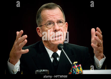 070731-N-0696M-054 WASHINGTON (31. Juli 2007) - Chief of Naval Operations (CNO) Admiral Mike Mullen bezeugt vor dem Senate Armed Services Committee während seiner Anhörung für die Ernennung zum Vorsitzenden der Joint Chiefs Of Staff am Hart Senate Office Building. Foto: U.S. Navy Mass Communication Specialist 1. Klasse Chad J. McNeeley (freigegeben) uns Marine 070731-N-0696M-054 Chief of Naval Operations (CNO) Admiral Mike Mullen bezeugt vor dem Senate Armed Services Committee während seiner Anhörung für die Ernennung zum Vorsitzenden der Joint Chiefs Of Staff bei Hart-S Stockfoto