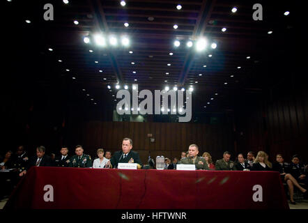 070731-N-0696M-092 WASHINGTON (31. Juli 2007) - Chief of Naval Operations (CNO) Admiral Mike Mullen und Commander, US Strategic Command, General James E. Cartwright Zeugen vor dem Senate Armed Services Committee während ihrer Anhörung für die Ernennung zum Vorsitzenden und stellvertretenden Vorsitzenden der Joint Chiefs Of Staff am Hart Senate Office Building. Foto: U.S. Navy Mass Communication Specialist 1. Klasse Chad J. McNeeley (freigegeben) uns Marine 070731-N-0696M-092 Chief of Naval Operations (CNO) Admiral Mike Mullen und Commander, US Strategic Command, General James E. Cartwright Zeugen vor dem S Stockfoto