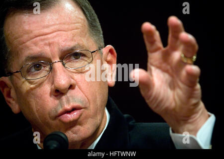 070731-N-0696M-106 WASHINGTON (31. Juli 2007) - Chief of Naval Operations (CNO) Admiral Mike Mullen bezeugt vor dem Senate Armed Services Committee während seiner Anhörung für die Ernennung zum Vorsitzenden der Joint Chiefs Of Staff am Hart Senate Office Building. Foto: U.S. Navy Mass Communication Specialist 1. Klasse Chad J. McNeeley (freigegeben) uns Marine 070731-N-0696M-106 Chef des Naval Operations (CNO) Admiral Mike Mullen bezeugt vor dem Senate Armed Services Committee während seiner Anhörung für die Ernennung zum Vorsitzenden der Joint Chiefs Of Staff bei Hart-S Stockfoto