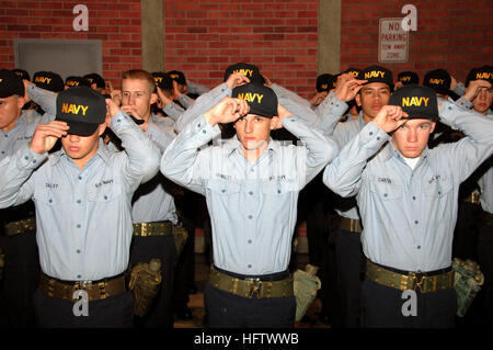 070814-N-8848T-071 NAVAL STATION GREAT LAKES, Illinois (14. August 2007) – Platz Rekruten von Division 253 Navy Ball Caps auf ihren Köpfen während einer Deckelung Zeremonie nach Beendigung der Ausbildung für Schlacht Stationen 21 an Bord USS Trayer (BST 21) zu rekrutieren Training Command. Schlacht Stationen 21 ist eine anstrengende 12-Stunden-Test, vollständig an Bord Trayer, ein Rekrut Fähigkeiten in mehreren an Bord Entwicklungen, einschließlich der Bekämpfung von Waldbränden und Überschwemmungen zu stoppen. Es ist auch die letzte Entwicklung, die endgültige Übergangsritus der Rekrut in der Marine kennzeichnet. Division 253 ist die dritte Special Warfare Operations Division t gehen Stockfoto