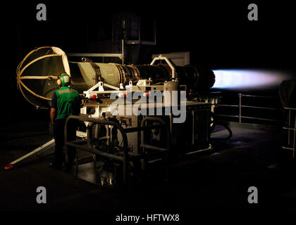 070804-N-1745W-122 PACIFIC OCEAN (3. August 2007) - A Sailor zugewiesen zu Flugzeuge Intermediate Maintenance Department (AIMD) testet eine Flugzeug Jet-Engine für Mängel bei der Durchführung der Jet-Engine Test Instrumentation (JETI) Zertifizierung/Motor läuft auf die Pfauentaube an Bord Flugzeugträger der Nimitz-Klasse USS Abraham Lincoln (CVN-72). Lincoln und begann Carrier Air Wing (CVW) 2 laufen vor der Küste der südlichen Kalifornien Durchführung eine maßgeschneiderte Schiff Training Verfügbarkeit und Träger Qualifikationen. Foto: U.S. Navy Masse Kommunikation Spezialist Seemann Brandon C. Wilson (freigegeben) U.S. Navy 07 Stockfoto