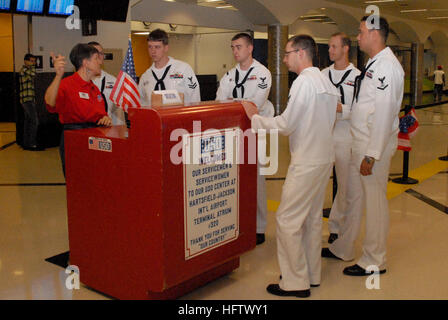 101012-N-6736S-006 ATLANTA (12. Oktober 2010) USO Freiwilligen Pat Horvath weist Segler aus geführte Flugkörper u-Boot USS Georgia (SSGN-729) zum wiederkehrenden Service-Mitglieder am Hartsfield-Jackson Atlanta International Airport in Atlanta Navy Week 2010 zu begrüßen. Atlanta-Marine-Woche ist eine der 19 Navy Wochen quer durch Amerika im Jahr 2010 geplant. Marine Wochen zeigen Amerikaner die Investition, die Sie haben in ihrer Marine und Sensibilisierung in den Städten, die keine bedeutende Navy Präsenz verfügen. (Foto: U.S. Navy Mass Communication Specialist 1. Klasse Katrina Sartain/freigegeben) UNS Marine 101012-N-6736S Stockfoto