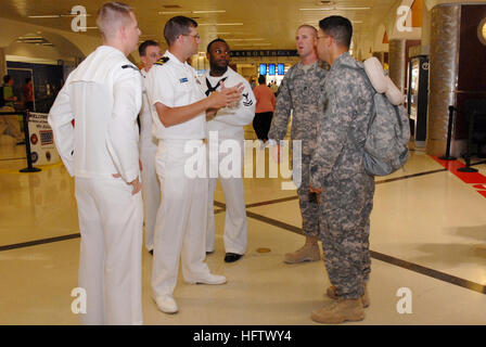 101012-N-6736S-007 ATLANTA (12. Oktober 2010) Segler aus geführte Raketen-u-Boot USS Georgia (SSGN-729) Grüße andere Service-Mitglieder am Hartsfield-Jackson Atlanta International Airport in Atlanta Navy Week 2010 vom Dienst im Ausland zurückkehren. Atlanta-Marine-Woche ist eine der 19 Navy Wochen quer durch Amerika im Jahr 2010 geplant. Marine Wochen zeigen Amerikaner die Investition, die Sie haben in ihrer Marine und Sensibilisierung in den Städten, die keine bedeutende Navy Präsenz verfügen. (Foto: U.S. Navy Mass Communication Specialist 1. Klasse Katrina Sartain/freigegeben) US Navy 101012-N-6736S-007-Segler fr Stockfoto