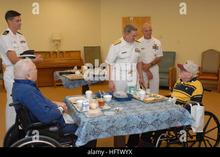 101013-N-6736S-108 DECATUR, Georgia (13. Oktober 2010) Rear Admiral Micheal J. Yurina, Direktor für strategische Planung und Kommunikation, Submarine Warfare Division, besucht mit Veteranen in einem VA Krankenhaus während einer Veranstaltung in Atlanta Navy Week 2010. Atlanta-Marine-Woche ist eine der 19 Navy Wochen quer durch Amerika im Jahr 2010 geplant. Marine Wochen zeigen Amerikaner die Investition, die Sie haben in ihrer Marine und Sensibilisierung in den Städten, die keine bedeutende Navy Präsenz verfügen. (Foto: U.S. Navy Mass Communication Specialist 1. Klasse Katrina Sartain/freigegeben) US Navy 101013-N-6736S-108 Rear Admiral Micheal J. Yurina, di Stockfoto