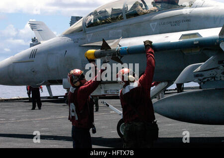 070809-N-3349L-013-Pazifik (9. August 2007) - de-arm Segler eine CATM 9 M Sidewinder-Rakete auf dem Flugdeck der nuklear angetriebene Flugzeugträger USS Nimitz (CVN-68). Die Nimitz Carrier Strike Group (CSG) und eingeschifften Carrier Air Wing (CVW) 11 sind in den USA eingesetzt 7. US-Flotte sind Operationen, Teilnahme an der Übung Valiant Shield 2007 (VS07). Valiant Shield ist die größte gemeinsame Ausübung der jüngeren Geschichte, umfasst 30 Schiffe, mehr als 280 Flugzeuge und mehr als 20.000 Militärangehörige aus Marine, Marine, Luftwaffe und Küstenwache. Foto: U.S. Navy Masse Kommunikation besondere Stockfoto