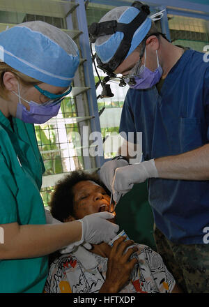 070813-N-4954I-124 MADANG, Papua-Neu-Guinea (13. August 2007) - Lt. Kevin Haveman, befestigt an 11. Dental-Firma, extrahiert einen Zahn von einem lokalen Patienten mit Hilfe der Zahnarzthelferin Sgt. Pattie-Lynne Powell, von der kanadischen Streitkräfte zahnärztliche Leistungen Ileg Klinik in der Nähe von Madang zur Unterstützung der Pazifische Partnerschaft. Zusammen mit regionalen Partnern und nicht-Regierungs-Organisationen bietet das Pacific Partnership-Team die Gemeinde in Madang mit einer breiten Palette von Hilfe. Foto: U.S. Navy Mass Communication Specialist 3. Klasse Bryan M. Ilyankoff (freigegeben) US Navy 070813-N-4954I-124 L Stockfoto