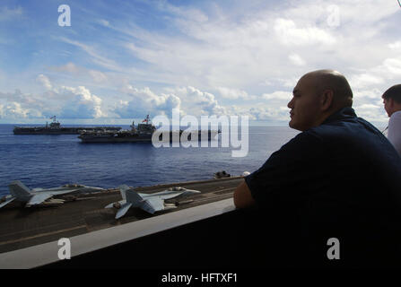 070814-N-9760Z-017 PACIFIC OCEAN (14. August 2007) - Segler an Bord der nuklear angetriebene Flugzeugträger USS Nimitz (CVN-68) zusehen, wie der Flugzeugträger USS Kitty Hawk (CV-63) und der nuklear angetriebene Flugzeugträger USS John C. Stennis (CVN-74) Transit in Formation während einer gemeinsamen Foto-Übung markiert den Abschluss der Valiant Shield 2007 (VS07). Die Nimitz Carrier Strike Group (CSG) und eingeschifften Carrier Air Wing (CVW) 11 sind in den USA eingesetzt 7. US-Flotte. Valiant Shield 2007 war die größte gemeinsame Übung in der jüngeren Geschichte, darunter 30 Schiffe, mehr als 280 Flugzeuge und mehr als 20.000 Stockfoto