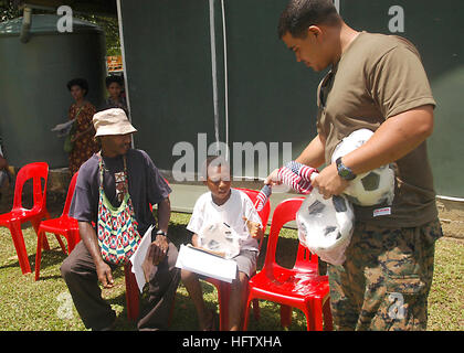 070815-N-9421C-136 KARKAR Insel, Papua-Neu-Guinea (15. August 2007) - Hospitalman John Dahilig, 3. Sanitätsbataillons befestigt gibt einem kleiner Junge, ein Fußball und Flagge während sie warten, medizinisches Personal bei Miak Health Clinic während einer medizinischen bürgerschaftliches Engagement-Programm (MEDCAP) zur Unterstützung der Pazifischen Partnerschaft 2007 zu sehen. MEDCAP Freiwilligen arbeiten zusammen mit lokalen Gesundheitsberufe in die ärztliche und zahnärztliche Versorgung für die Anwohner. Foto: U.S. Navy Mass Communication Specialist 2. Klasse Kerryl Cacho (freigegeben) US Navy 070815-N-9421C-136 Hospitalman John Dahilig, 3. Medica befestigt Stockfoto