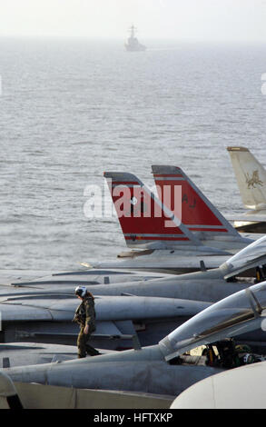 060126-N-0685C-003 Persischen Golf (26. Januar 2006) Ð A pilot Ausfahrten ein F - 14D Tomcat zugeordnet zu den "schwarzen Löwen" der Fighter Squadron Two One Three (VF-213) auf dem Flugdeck an Bord der Flugzeugträger der Nimitz-Klasse USS Theodore Roosevelt (CVN-71). Roosevelt und eingeschifften Carrier Air Wing acht (CVW-8) sind im Gange auf eine regelmäßige Bereitstellung Gefahrenabwehr Operationen durchführen. US Navy Foto des Fotografen Mate Airman Javier Capella (freigegeben) uns Marine 060126-N-0685C-003 A Pilot verlässt ein F - 14D Tomcat zugewiesen, die Black Lions von Fighter Squadron zwei One Three (VF-213) am fli Stockfoto