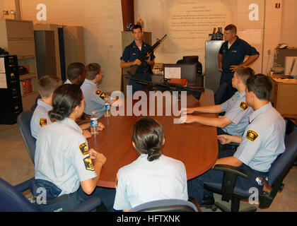 070820-N-7427G-003 NEW ORLEANS (20. August 2007) - Aviation Ordanceman 2. Klasse Michael Burt und Luftfahrt Ordnanceman Flieger Charles Barnes Verhalten training auf den ordnungsgemäßen Betrieb eines M-16A-Gewehr für Seekadetten Meer an Eisenhower Squadron befestigt.  Foto: U.S. Navy Mass Communication Specialist 1. Klasse Shawn Graham (freigegeben) uns Marine 070820-N-7427G-003 Aviation Ordanceman 2. Klasse Michael Burt und Luftfahrt Ordnanceman Flieger Charles Barnes durchführen von Schulungen auf den ordnungsgemäßen Betrieb eines M-16A-Gewehr Stockfoto