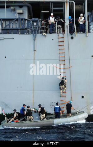 060128-N-4374S-007 indischen Ozean (28. Januar 2006) - Mitglied Besuch, Board, Suche und Beschlagnahme (VBS), zugeordnet der Dock-Landungsschiff USS Carter Hall (LSD-50), klettert nach unten auf eine starre Rumpf aufblasbare Boot (RHIB) während ein master Zustimmung einsteigen auf einer indischen Fracht Dhow. Nach Nachrichtenbeschaffung durch die VBSS Team dort waren keine Anzeichen für Piraterie, Terrorismus, oder Schmuggel und die Fracht Dhow und wurde später für seinen Bestimmungsort frei. Carter Hall ist derzeit auf einer Bereitstellung, Sicherheit im Seeverkehr Operationen (MSO) zur Unterstützung der globalen Krieg gegen den Terrorismus. Foto: U.S. Navy Phot Stockfoto