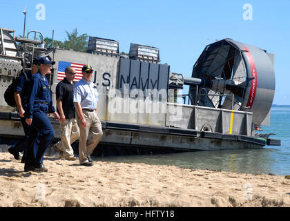 070822-N-4267W-111 SASAMUNGA, Salomon-Inseln (22. August 2007) - Secretary Of The Navy (SECNAV) Honorable Dr. Donald C. Winter steigt Landing Craft Luftkissen (STERNS) 14, zugewiesen, Swift Eindringlinge der Assault Craft Einheit (ACU) 5, besuchen Segler und Freiwilligen mit Pacific Partnership, die Hilfe auf den Salomon-Inseln zu bringen. Pazifische Partnerschaft ist eine viermonatige humanitäre Hilfsmission nach Südostasien und Ozeanien, die spezialisierte medizinische, zahnmedizinische und engineering-Projekte enthält. Foto: U.S. Navy Mass Communication Specialist 2. Klasse Paul D. Williams (freigegeben) U.S. Stockfoto