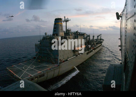 070824-N-8591H-088 PACIFIC OCEAN (24. August 2007) - ein SH-60F Seahawk zugewiesen, die ÒChargersÓ der Hubschrauber Anti-Submarine Squadron (HS) 14, bereitet sich bereits auf dem Flugdeck des Military Sealift Command Flotte Nachschub Öler USNS Pecos (T-AO 197) als Teil ihres Tages und Nachtflugausbildung landen. HS-14 ist befestigt an Carrier Air Wing (CVW) 5 am Naval Air Facility Atsugi, Japan, und setzt mit dem Flugzeugträger USS Kitty Hawk (CV-63). Kitty Hawk und eingeschifften CVW-5 sind im dritten Monat einer Sommer-Bereitstellung von Flotte Aktivitäten Yokosuka, Japan. Foto: U.S. Navy Masse Communicatio Stockfoto