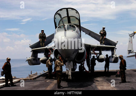 070825-N-3349L-058-Pazifik (25. August 2007) - Aircrew und Wartungspersonal bereiten eine EA-6 b Prowler, die "schwarze Raben" von Electronic Attack Squadron (VAQ) 135, vor dem Start aus dem Flugdeck der nuclear-powered Flugzeugträger USS Nimitz (CVN-68) zugeordnet. Nimitz Carrier Strike Group und eingeschifften Carrier Air Wing 11 sind im Einsatzgebiet 7. Flotte stationiert. US Navy Foto von Mass Communication Specialist 2. Klasse Daniel s. Lapierre (freigegeben) Marine 070825-N-3349L-058 Aircrew und Wartungspersonal bereiten eine EA-6 b Prowler, schwarz R zugeordnet Stockfoto