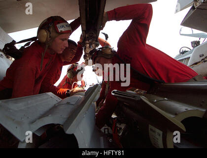 070827-N-3620B-001 Persischen Golf (27. August 2007) - Marines an der "Thunderbolts" der Marine Fighter Attack Squadron (VMFA) 251, Last Kampfmittel auf eines ihrer F/A-18 C Hornets angebracht. VMFA-251 ist an Bord der nuklear angetriebene Flugzeugträger USS Enterprise (CVN-65) eingesetzt. Enterprise und eingeschifften Carrier Air Wing (CVW) 1 sind im Gange auf einen geplanten sechsmonatigen Einsatz. US Navy Foto von Masse Kommunikation Spezialist Seemann Bryan Blair (freigegeben) US Navy 070827-N-3620B-001 Marines angebracht die Stockfoto