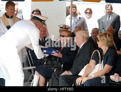 070828-N-8655E-002 ANNAPOLIS, MD. (28. August 2007) - im Ruhestand Vice Admiral Albert Konetzni, präsentiert die amerikanische Flagge Frau Margaret Fluckey beim Rendern von militärischen Ehren für pensionierte Rear Admiral Eugene Fluckey, gehalten in der Naval Academy Kolumbarium. Fluckey gutgeschrieben mit sinkender mehr Tonnage als jeder andere US-Skipper im zweiten Weltkrieg erhielten die Medal Of Honor und vier Marine kreuzt seine fünf Patrouillen während im Befehl von Barb (SS-220). US Navy Foto von Mass Communication Specialist 3. Klasse Kelvin Edwards (freigegeben) US Navy 070828-N-8655E-002 im Ruhestand Vice Admiral Albert Konetzni Stockfoto