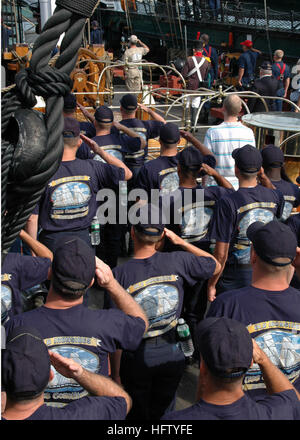 070831-N-2893B-001-BOSTON (31. August 2007) - Chief Petty Officer (CPO) einberufene begrüssen den Fähnrich, wie an Bord der USS Constitution die Nationalhymne gespielt wird, während das Schiff in Gang kommt. Segeln unter eigener Kraft zum zweiten und letzten Mal im Jahr 2007, machte USS Constitution 3,5 Knoten mit sechs Segel von mehr als 150 CPO einberufene besetzt. USS Constitution ist 209 Jahre alt das älteste beauftragte Kriegsschiff flott in der Welt. Foto: U.S. Navy Mass Communication Specialist 1. Klasse Eric Brown (freigegeben) US Navy 070831-N-2893B-001 Chief Petty Officer (CPO) einberufene begrüssen den Ensign als die n Stockfoto