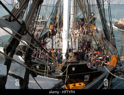 070831-N-2893B-002-BOSTON (31. August 2007) Ð A-Blick von der Bugspriet als USS Constitution startet unter eigener Kraft zum zweiten und letzten Mal im Jahr 2007. Verfassung machte 3,5 Knoten mit sechs Segel von mehr als 150 CPO einberufene besetzt. USS Constitution ist 209 Jahre alt das älteste beauftragte Kriegsschiff flott in der Welt. Foto: U.S. Navy Mass Communication Specialist 1. Klasse Eric Brown (freigegeben) U.S. Navy 070831-N-2893B-002 A Blick von der Bugspriet als USS Constitution Gang unter eigener Kraft zum zweiten und letzten Mal im Jahr 2007 kommt Stockfoto