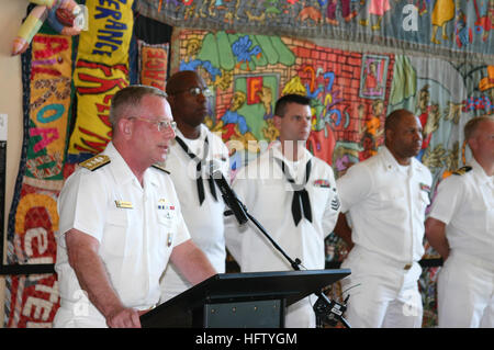 Der Stabschef des US Joint Forces Command spricht vor einer Tourgruppe im National Underground Railroad Freedom Center, bevor ein lokaler Seeleute während der Navy Week in Cincinnati erneut in die Liste aufgenommen wird, um das Bewusstsein für die Navy in Städten ohne signifikante Flottenpräsenz zu erhöhen. Stockfoto