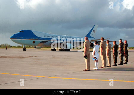 070904-N-1531D-002 DIEGO GARCIA (4. September 2007) - Diego Garcias leitenden Angestellten, einschließlich Naval Support Facility Diego Garcia Kommandierender Offizier Captain Greg L. Looney und britische Vertreter, CMdR Gary Brooks, begrüssen Air Force One, wie es zum Stillstand taxis. Präsident George W. Bush hielt in Diego Garcia auf dem Weg nach Sydney, Australien, für die Asia-Pacific Economic Co-Operation-Forum. US Navy Foto von Masse Kommunikation Spezialist Seemann Jonathen E. Davis (freigegeben) uns Marine 070904-N-1531D-002 Diego Garcia Führungskräfte, einschließlich Naval Support Facility Diego Garcia Kommandierender Offi Stockfoto