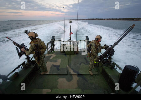 120201-N-PC102-073 CAMP LEJEUNE, North Carolina (1. Februar 2012) Boatswain Mate 2. Klasse Adam Kerns, links, und Elektriker Kumpel 3. Klasse Zach Duffey, zugewiesene Riverine Befehl Boot 803 von Riverine Squadron (RIVRON) 2, Mann ihre Uhr-Stationen während der Durchführung Escort Sicherheitsoperationen für Schiffe Transit heraus zum Meer durch den Intracoastal Waterway in North Carolina, während der Übung Bold Alligator 2012. Fett Alligator ist die größte amphibische Marineübung in den letzten 10 Jahren und steht für die Navy und Marine Corps Revitalisierung des gesamten Spektrums der amphibische Operationen. Die Übung fo Stockfoto