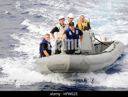 080712-N-1082Z-003 Atlantik (12. Juli 2008) Matrosen auf einem Festrumpf-Schlauchboot an kleinen Boot Operationen zurück zu der geführte Flugkörper-Zerstörer USS Ramage (DDG-61) während die Iwo Jima Expeditionary Strike Group zusammengesetzte Einheit Übung (COMPTUEX). COMPTUEX bietet eine realistische Trainingsumgebung um sicherzustellen, dass die Streik-Gruppe in der Lage und bereit für seinen nächsten Einsatz. Foto: U.S. Navy Mass Communication Specialist 3. Klasse Jason R. Zalasky (freigegeben) US Navy 080712-N-1082Z-003-Segler auf einem Festrumpf-Schlauchboot Teilnahme an kleinen Boot-Vorgang Stockfoto