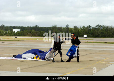 070909-N-6676S-569 VIRGINIA BEACH, VA (9. September 2007) - Dana Bowman, ein Teammitglied von Blackwater USA Fallschirm, Wellen zu den Zuschauern nach der Landung auf der Naval Air Station Oceana Air Show 2007. Die dreitägige Veranstaltung Breathe von NavyÕs Blue Angels, die britischen Red Devils und Blackwater USA Fallschirm springen Teams und eine Vielzahl von Luftaufnahmen Demonstrationen und statische zeigt von militärischen und zivilen Flugzeugen. Foto: U.S. Navy Mass Communication Specialist 2nd Class John M. Stratton (RELEASED) US Navy 070909-N-6676S-569 Dana Bowman, Mitglied des Blackwater USA Fallschirm Teams winkt Specta Stockfoto