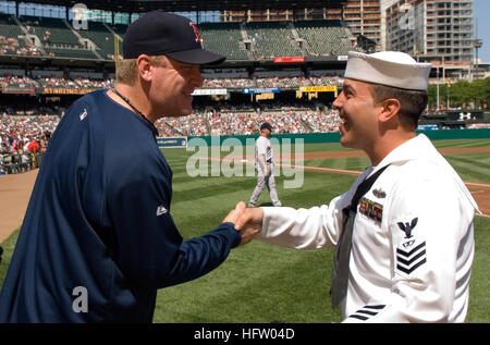 070909-N-5319A-003 BALTIMORE (9. September 2007) - Feuer Controlman 1. Klasse John Michael Broughton schüttelt Hände mit Boston Red Socks Krug Curt Schilling vor einem Orioles-Red Sox Spiel at Camden Yards. Broughton ist die geführte Raketen Fregatte USS Samuel B. Roberts (FFG-58) zugeordnet. Foto: U.S. Navy Mass Communication Specialist 1. Klasse Brien Aho (freigegeben) US Navy 070909-N-5319A-003 Feuer Controlman 1. Klasse John Michael Broughton schüttelt Hände mit Boston Red Socks Krug Curt Schilling vor einem Orioles-Red Sox Spiel at Camden Yards Stockfoto