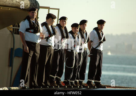 070910-N-0946B-002 SAN DIEGO (10. September 2007) - stehen Seeleute an Bord der chilenischen u-Boot-CS Simpson (SS-21) Oberseite, als ihr Boot in den Hafen am Naval Base Point Loma zieht. Simpson ist in San Diego als Teil der Diesel elektrische u-Boot-Initiative (DESI) mit der US-Marine. DESI ist eine Partnerschaft, die den USA und anderen alliierten Seestreitkräfte, zusammen zu arbeiten, zu trainieren und Testmöglichkeiten Unterwasser Kriegsführung durch Engagement Taktiken, Waffe Systemtests und Begegnung Operationen ermöglicht. Foto: U.S. Navy Mass Communication Specialist 1. Klasse Kristina Brockman (freigegeben) US Navy 070910-N-0946B-0 Stockfoto