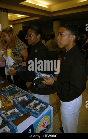 070912-N-6897L-006 NEW YORK (12. September 2007) - Chief Yeoman Cathy Newman und Yeoman 2. Klasse Ebenholz Castro besuchen die New York City kombiniert Bundesrepublik Kampagne (CFC) Kick Off-Feier am National Museum of the American Indian.  Newman und Castro die CFC-Koordinatoren für Marine Operational Support Center (NOSC) Bronx, N.Y. und geben die Möglichkeit, mit 34 Non-Profit-Organisationen zu erfüllen, die von der CFC-Kampagne profitieren.  US Navy Foto von Lt. Lesley Lykins (freigegeben) US Navy 070912-N-6897L-006 Chief Yeoman Cathy Newman und Yeoman 2. Klasse Ebenholz Castro besuchen New York City C Stockfoto