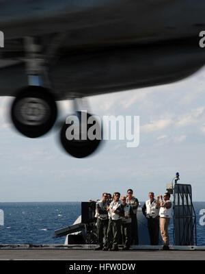 070917-N-8923M-049 Atlantik (17. September 2007) - Landing Signal Offiziere (LSOs) Uhr von der LSO-Plattform, wie ein Flugzeug über dem Flugdeck im Flugbetrieb an Bord Flugzeugträger der Nimitz-Klasse USS Harry S. Truman (CVN-75) geht. Truman läuft im Atlantischen Ozean Träger Qualifikationen führen. US Navy Foto von Masse Kommunikation Spezialist Seemann Kevin T. Murray Jr. (freigegeben) uns Marine 070917-N-8923M-049 Landing Signal Offiziere (LSOs) beobachten von der LSO-Plattform, wie ein Flugzeug über dem Flugdeck im Flugbetrieb an Bord von Flugzeugen der Nimitz-Klasse geht Carrie Stockfoto