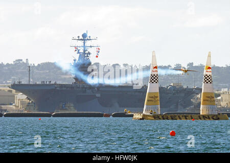 070922-N-0066L-020 SAN DIEGO (22. September 2007) - Manöver ein Flugzeug aus der Red Bull Air Race um ein Pylon auf der Slalomstrecke in der Bucht von San Diego als Flugzeugträger der Nimitz-Klasse USS Abraham Lincoln (CVN-72) zieht in den Hafen. Der Red Bull Air Race World Series startet offiziell San Diego Fleet Week. Foto: U.S. Navy Mass Communication Specialist 1. Klasse George Labidou (freigegeben) uns Marine 070922-N-0066L-020 A Flugzeug von der Red Bull Air Race Manöver um einen Pylon auf der Slalomstrecke in der Bucht von San Diego, wie Flugzeugträger der Nimitz-Klasse USS Abraham Lincoln (CVN-72) in den Hafen zieht Stockfoto