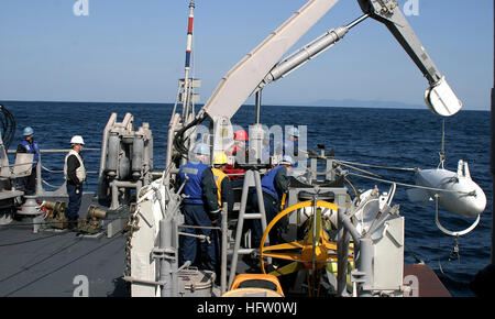 090218-N-4811K-849 SEA OF JAPAN (18. Februar 2009) Seeleute an Bord der Mine Warfare Schiff USS Patriot (MCM 7) niedriger ein Schwimmer im Wasser als Bestandteil einer mechanischen fegen während 1JA, eine bilaterale mir Gegenmaßnahmen Übung zwischen der US-Marine und Japan Maritime Self-Defense Force. (US Navy Foto von Mineman Seaman J'myle Koretz/freigegeben) US Marine 090218-N-4811K-849 Seeleute an Bord der Grube Kriegsführung-Schiff USS Patriot (MCM 7) niedriger ein Schwimmer im Wasser als Teil eines mechanischen Sweeps Stockfoto