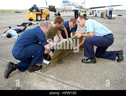 070927-N-7427G-002 NEW ORLEANS (27. September 2007) - Mitglieder eines Teams Bahre medizinische Hilfe leisten einen simulierten Unfall während einer mass Casualty Drill am Naval Air Station, gemeinsame Mindestreservebasis, New Orleans stattfand. Das Training war ein Teil einer größeren, Basis-weite Training Evolution besser Segler für den Ernstfall vorbereiten soll. Foto: U.S. Navy Mass Communication Specialist 1. Klasse Shawn Graham (freigegeben) US Navy 070927-N-7427G-002 Mitglieder eines Teams Bahre medizinische Hilfe leisten einen simulierten Unfall während einer mass Casualty Drill am Naval Air Station, gemeinsame Mindestreservebasis, New Orleans Stockfoto