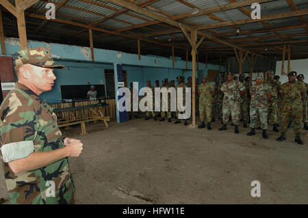 070928-N-0989H-005 PORT ANTONIO, Jamaika (28. September 2007) - Captain Douglas Wied, Kommandant der Task Group 40,9 dankt Mitgliedern der Jamaika Defense Force für ihre Teilnahme an der US-Marine Corps Kleinaggregat training während der Zertifikat-Zeremonie markiert das Ende der Ausbildung. Aufgabengruppe 40,9 wird unter der operativen Kontrolle der US Naval Forces Southern Command für die Pilotbereitstellung globalen Flotte Station, der Karibik und Mittelamerika bereitgestellt. Foto: U.S. Navy Mass Communication Specialist 1. Klasse David Hoffman (freigegeben) US Navy 070928-N-0989H-005 Captain Douglas Wied, Stockfoto