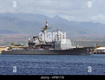 070928-N-9758L-041 PEARL HARBOR, Hawaii (28. September 2007) - geführte Flugkörper Kreuzer der Ticonderoga-Klasse USS Chosin (CG-65) Transite den Pearl Harbor-Kanal, wie sie ihre Weise Expeditionary, Naval Station Pearl Harbor macht. Pearl Harbor-basierte Chosin und geführte Flugkörper Zerstörer USS Chung-Hoon (DDG-93) von einer westlichen Pazifik-Bereitstellung im Rahmen der Bonhomme Richard Expeditionary Strike Group zurück. Foto: U.S. Navy Mass Communication Specialist 3. Klasse Michael A. Lantron (freigegeben) USS Chosin (CG-65) Pearl Harbor 2007 Stockfoto