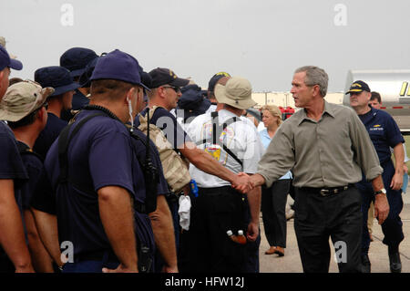 050927-G-0000O-001 Lake Charles, Louisiana (27. September 2005) - Präsident George W. Bush und US Coast Guard Vice Admiral Thad Allen Besuch mit Coast Guard und der gemeinsamen Task Force Rita Personal an einem Aufenthaltsort für Antwort in Lake Charles, Louisiana US Coast Guard Foto von Petty Officer Mariana O'Leary (freigegeben) US Navy 050927-G-0000O-001 Präsident George W. Bush und US Coast Guard Vice Admiral Thad Allen besuchen mit Coast Guard und der gemeinsamen Task Force Rita Personal Stockfoto