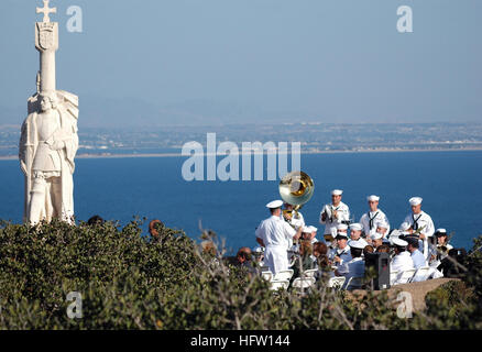 070929-N-4047W-042 POINT LOMA, Kalifornien (29. September 2007) - Navy Band Südwesten führt am Cabrillo National Monument vor einer Kranzniederlegung Zeremonie auf dem 44th jährlichen Cabrillo Festival. Das Festival fand am Naval Base Point Loma, in der Nähe von Ballast Punkt statt, die geglaubt wird, um die tatsächliche Landung Juan Cabrillo, ein Forscher sein, die erste europäischen Expedition geführt, der Westküste der Vereinigten Staaten im Jahre 1542 zu erkunden. Foto: U.S. Navy Mass Communication Specialist 2. Klasse Shannon R. Warner (freigegeben) US Navy 070929-N-4047W-042 Marine Band Südwesten führt im Cabrillo National Stockfoto