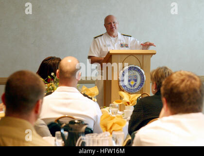 071001-N-7163S-001 MINNEAPOLIS (1. Oktober 2007) - Rear Admiral Edward Masso, Kommandeur der Marine-Personal-Befehl, spricht über die Führung, Dozenten, Mitarbeiter und Studenten an der University of St. Thomas Opus College of Business. Masso, ein ehemaliger Bewohner von den Twin Cities, war in der Stadt als der leitende Offizier der Twin Cities Navy Woche. Marine Wochen sollen Amerikaner zeigen die Investition, die sie in ihre Marine gemacht und Sensibilisierung für die Marine in den Städten, die keine bedeutende Navy Präsenz verfügen. Foto: U.S. Navy Mass Communication Specialist 1. Klasse Michael Sheehan (freigegeben) US Navy Stockfoto