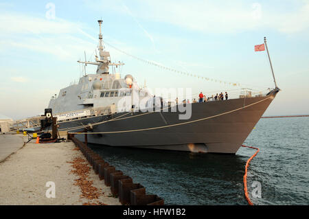 081104-N-0762S-003 MILWAUKEE (4. November 2008) The USS Freedom (LCS-1) Liegeplätze im Hafen von Milwaukee ihrer Indienststellung am 8. November vorbereiten. Die USS Freedom (LCS-1) ist die erste von zwei littoral Kampfschiffe der Marine produziert wird. Freiheit ist eine innovative Kämpfer entwickelt, um schnell in seichtem Wasser Umgebungen zur Abwehr von herausfordernden Bedrohungen in Küstenregionen, insbesondere Minen, u-Boote und schnell Oberflächenfertigkeit betrieben werden. (US Navy Foto von John Sheppard/freigegeben) US Navy 081104-N-0762S-003 der USS Freedom (LCS-1) Liegeplätze im Hafen von Milwaukee Vorbereitung ihrer Indienststellung am 8. Nov. Stockfoto