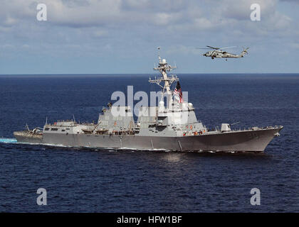 050314-N-9319H-143-Pazifik (14. März 2005) - ein HH - 60 H Seahawk zugewiesen, die ÒIndiansÓ von Helikopter Anti-Submarine Squadron Six (HS-6), fliegt über die Lenkwaffenzerstörer USS Chafee (DDG-90) während der Übungen vor der Küste von Südkalifornien. Chafee führt derzeit eine gemeinsame Task Force Training Übung (JTFEX) mit Carrier Strike Group Eleven (CSG-11). U.S. Navy Photo von PhotographerÕs Mate 3. Klasse Angel G. Hilbrands (freigegeben) USS Chafee DDG90 Stockfoto