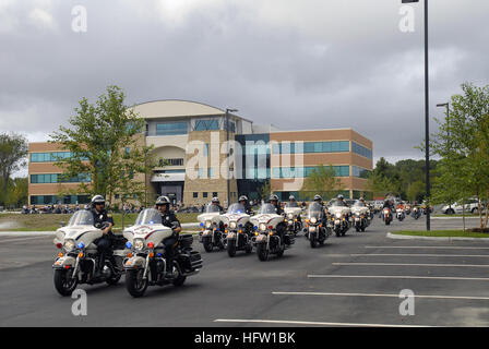 071006-N-4515N-066 NORFOLK, Virginia (6. Oktober 2007) - escort Polizei Motorradfahrer aus der Umgebung von Hampton Roads während Gütesiegel Night Stalker Memorial Ride. Der gesamte Erlös aus dieser Veranstaltung profitieren die Naval Special Warfare Stiftung und der Nacht Stalker Association. Foto: U.S. Navy Masse Kommunikation Spezialist Seemann Joshua Adam Nuzzo (freigegeben) US Navy 071006-N-4515N-066 Polizei Eskorte Motorradfahrern aus in der Umgebung von Hampton Roads während Gütesiegel Night Stalker Memorial Ride Stockfoto