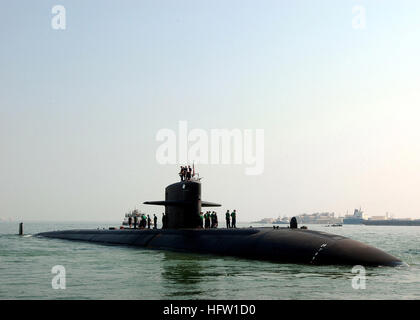 071007-N-0916O-231 MANAMA, Bahrain (7. Oktober 2007) - Segler, Los-Angeles-Klasse u-Boot USS Philadelphia (SSN-690) zugewiesen stehen Oberseite, da das u-Boot in Gang kommt. Philadelphia ist im Gange auf eine geplante Bereitstellung. Foto: U.S. Navy Mass Communication Specialist 3. Klasse Octavio N. Ortiz (freigegeben) US Navy 071007-N-0916O-231-Segler, die Los-Angeles-Klasse u-Boot USS Philadelphia (SSN-690) zugewiesen stehen Oberseite, da das u-Boot in Gang kommt Stockfoto