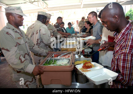 071008-N-0413B-001 MARINEUNTERSTÜTZUNG Aktivität BAHRAIN (8. Oktober 2007) - Mitglieder des NSA BahrainÕs Multi-Cultural Committee dienen verschiedene spanische Gerichte während eines Mittagessens Hispanic Heritage vor dem Housing-Center. Das Mittagessen wurde abgehalten, um die Beiträge der Hispanics in der amerikanischen Geschichte zu erkennen. Foto: U.S. Navy Anderson Bomjardin (freigegeben) US Navy 071008-N-0413B-001 Mitglieder der NSA Bahrain %% 5Ersquo, s Multi-Cultural Committee dienen verschiedene spanische Gerichte während eines Mittagessens Hispanic Heritage vor dem Housing-Center Stockfoto