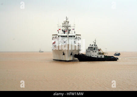 Das ozeanographische Vermessungsschiff Bruce C. Heezen wird zum ersten Mal per Schlepper in Vietnam zum Pier manövriert und beherbergt Vertreter des vietnamesischen Hydro-Meteorologischen Dienstes für Briefings und Anzeigen zu hydrographischen, ozeanographischen und meteorologischen Daten für die Navigation und Ozeanvorhersage. Stockfoto