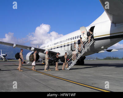 071022-N-7488R-008 KANEOHE BAY, Hawaii (22. Oktober 2007) - The Golden Schwertkämpfer der Patrol Squadron (VP) 47 und kombiniert Wartung Organisation (CMO) 2, Wartung Detachment Team Alpha verlassen Marine Corps Base Hawaii zur Unterstützung der Operation Iraqi Freedom und Operation Enduring Freedom. Dies ist die erste von mehreren Luftbrücken, die VP-47 und GMO-2 Personal Bereitstellung weiterführen wird. Foto: U.S. Navy Lt. j.g. James A. Roberts (freigegeben) US Navy 071022-N-7488R-008 The Golden Schwertkämpfer der Patrol Squadron (VP) 47 und kombiniert Wartung Organisation (CMO) 2, Wartung Detachment Team Alpha verlassen Stockfoto